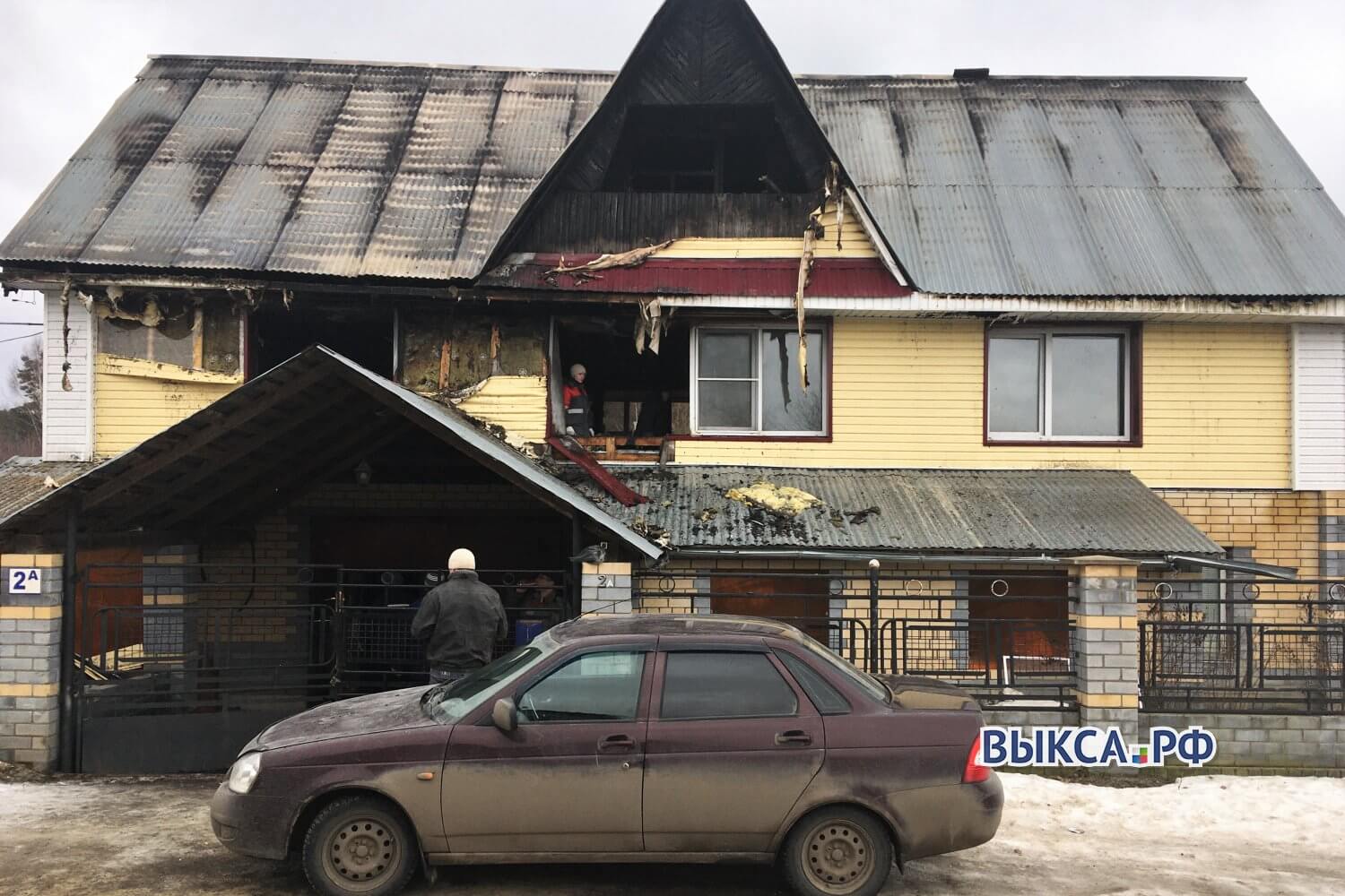 Огонь уничтожил огромный дом в Змейке